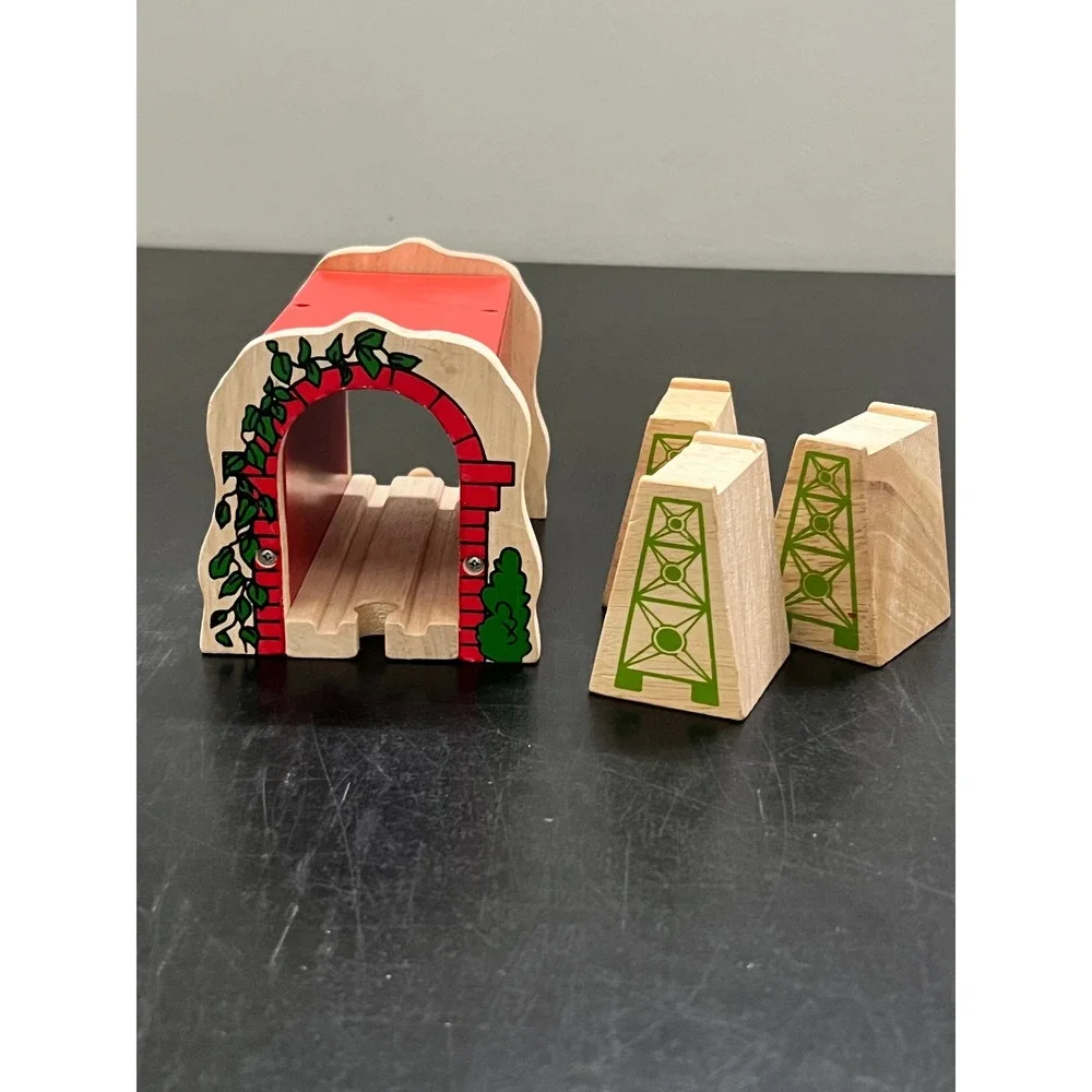 Bigjigs Rail Wooden Train Tunnel Red Brick Ivy Print with 3 Risers One Size